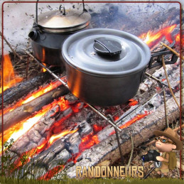 Grande Grille de grill pliant Coghlans, le Camp Grill est une grille de barbecue acier inox de 61 x 30 cm avec pieds pliables